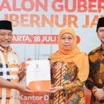 Khofifah Indar Parawansa dan Emil Elestianto Dardak saat menerima rekom dari PKS untuk maju di Pilgub Jatim 2024.