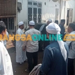 Para panitia yang hendak menyambut kedatangan Anies Baswedan saat berada di Pondok Pesantren Darul Istiqomah Wa Riyadhul Aitam. Foto: AHMAD FUAD/BANGSAONLINE