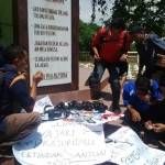 Para wartawan di Tuban saat nyekar di makam pahlawan. foto: SUWANDI/ BANGSAONLINE 