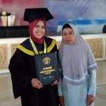 Nadofah bersama sang ibunda berfoto di aula tempat wisuda UTM. foto: FAUZI/ BANGSAONLINE