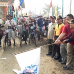 Ketua DPRD Kabupaten Kediri Dodi Purwanto dan Wakil Bupati Kediri H. Masykuri, saat memberangkatkan peserta Ngonthel Bareng Hari Jadi Kabupeten Kediri dan HUT Prasojo. foto: MUJI HARJITA/ BANGSAONLINE