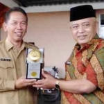 Plt Bupati Malang saat menyerahkan Adipura kepada Sekdakab Malang.