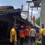 Para personel dari polres Madiun bersama instansi terkait dan masyarakat membersihkan bekas reruntuhan akibat hujan lebat dan angin puting beliung.