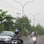 Salah satu ruas jalan di Tuban yang PJU-nya juga mati.