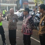 Wali Kota Malang Sutiaji didampingi Camat Klojen Agus S, Kabag Humas M. Nurwidianto, serta perwakilan forum Lalin dari Satlantas Porles Malang Kota saat berada di Jl. Simpang Ijen, Jumat (11/01). foto : IWAN IRAWAN/ BANGSAONLINE