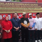 Para paslon Wali Kota dan Wakil Wali Kota Madiun bersama ketua KPU dan Bawaslu usai menandatangani deklarasi kampanye damai. Foto: HENDRO SUHARTONO/ BANGSAONLINE