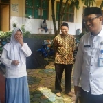 Kepala Kantor Kemenag Kota Batu, Drs. H. Nawawi saat meninjau salah satu MA di Kota Batu.