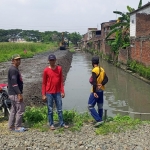 Pengerukan sungai di GCA (Gempol Citra Asri).