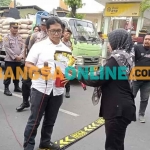 Serah terima obat tolak angin yang dilakukan Ketua LSM MDW kepada Kasatreskrim Polres Sampang. Foto: MUTAMMIM/ BANGSAONLINE