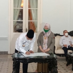 Bupati Bangkalan R. Abdul Latif Amin Imron melakukan MoU bersama PT Khalifah Incorporation perihal budi daya bibit kedelai di Pendopo Agung Bangkalan, Rabu (5/5/2021). (foto: ist)