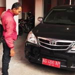 Salah satu mobil pinjam pakai milik anggota DPRD yang sedang diparkir di kantor DPRD Kota Kediri. foto: ARIF K/ BANGSAONLINE