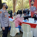 Kapolres Pasuruan AKBP Erick Frendriz saat meninjau pelaksanaan vaksinasi.