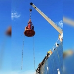 Pekerja PT Pertamina EP tengah melakukan proses transfer dari kapal cepat menuju MT. Success Challenger menggunakan Personal Basket.