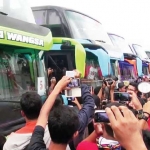 Warga meminta sopir bus membnyikan klakson 