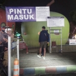 Salah satu pintu masuk yang dijaga petugas untuk memastikan pelaksanaan protokol kesehatan.