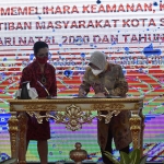 Wali Kota Risma melakukan penandatanganan bersama dalam rangka memelihara ketenteraman, keamanan, dan ketertiban masyarakat, Kamis (17/12/2020). (foto: ist)