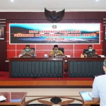 Plt Wali Kota Blitar Santoso memimpin rapat koordinasi pengamanan dan pencegahan penyebaran Covid-19.