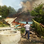 Api dengan cepat melalap bangunan rumah milik Sujani.