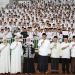 Gubernur Jawa Timur Khofifah Indar Pawansa dan Wali Kota Pasuruan Saifullah Yusuf (Gus Ipul) foto bersama dengan latar belakang para santri dalam Jambore One Pesantren One Product (OPOP) Tahun 2023 yang digelar di GOR Untung Suropati Kota Pasuruan, pada Rabu (29/11) malam. Foto: Pemprov Jatim