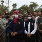 Gubernur Khofifah saat mendatangi lokasi ledakan di Blitar.