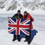 Beckham dan Henry berpose dengan bendera negara. foto: repro mirror.co.uk