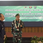 Pengukuhan Dandim Ngawi sebagai duta bapak asuh stunting oleh Bupati Ony.