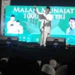 KH Zawawi Imron saat baca puisi dalam Malam Munajat 1000 Santri, di Alun-alun Sidoarjo, Sabtu (22/10) malam. foto : mustain/ bangsaonline