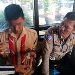 SA saat diamankan bersama barang bukti berupa pil distro.