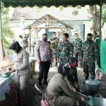 Suasana dapur umum yang didirikan Pemerintah Kota Probolinggo bersama Polres dan Kodim.