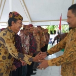 Plh Bupati Pamekasan Moh. Alwi saat mengukuhkan Dewan Kesenian Pamekasan.