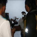 Polisi saat menggerebek salah satu kamar hotel dan menemukan dugaan prostitusi yang melibatkan anak di bawah umur.