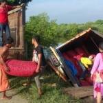 Bawang merah dalam truk yang nyungsep dipindahkan ke truk lain untuk melanjutkan perjalanan menuju ke Malang. foto: syuhud/ BANGSAONLINE