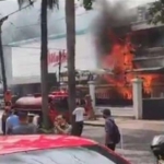 Api tampak berkobar di rumah dekat Toko Buat Hokky Surabaya, Senin (15/2/2021). Foto: ana