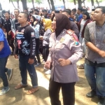 Para biker yang tergabung dalam FBT mengikuti senam bersama dalam acara Deklarasi Pemilu Damai.