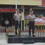 AKBP Nyoman Budiarja resmi menggantikan tugas AKBP Suryo Sudarmadi di Polres Ngawi. foto: ZAINAL ABIDIN/ BANGSAONLINE