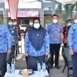 Sekda Gresik Achmad Washil Miftahul Rachman bersama Bupati Fandi Akhmad Yani, dan Wabup Aminatun Habibah dalam suatu acara. Foto: SYUHUD/ BANGSAONLINE.com