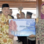 Bupati Pungkasiadi memberikan bantuan keuangan desa secara simbolis kepada kades. 