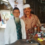 KH. Abdulloh Siroj (kiri), merespon baik kedatangan Gus Syaf. foto: AHMAD FUAD/ BANGSAONLINE