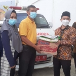 Direktur Utama ASC Foundation Muhammad Al Barra (dua dari kiri) didampingi Putra Gubernur Jawa Timur Khofifah  Ali Mannagalli saat menyerahkan paket sembako kepada perwakilan nakes.