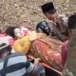 Inilah tangkapan layar perempuan di Jember yang ditandu saat mau melahirkan. Foto: WA