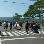 Kondisi tiga pengendara motor saat masih tergeletak di aspal jalan. FOTO : IST