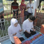 Khofifah dan Mas Emil ziarahi makam Marsinah di Nganjuk. foto: ist