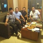 Tiga Kepala Desa saat berfoto dengan paslon nomor 1.