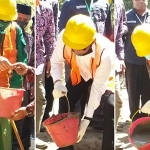 Ketua PCNU Bangkalan K.H. Makki Nasir (kiri), Anggota Komisi V DPR RI H. Syafiuddin (tengah), dan Drs. Mohni, M.M., (kanan) saat peletakan batu pertama dimulainya program Kotaku di 7 desa se-Kabupaten Bangkalan, Kamis (30/7/2020). (foto: ist).