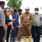 Wakil Gubernur Jawa Timur, Emil Elestianto Dardak, saat meninjau banjir dampak luapan Kali Lamong. Foto: SYUHUD/BANGSAONLINE