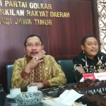 Sekretaris DPD Partai Golkar Jatim, Sahat Tua Simanjuntak didampingi Wakil Ketua Bidang OKK, Kodrat Sunyoto memberi keterangan pers di ruang Fraksi Partai Golkar DPRD Jatim. foto: DIDI ROSADI/ BANGSAONLINE