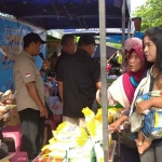 Suasana operasi pasar yang berlangsung di Pasar Kalisat, Jember.