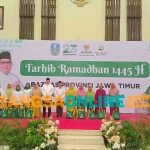 Pemberian paket sembako secara simbolis oleh Pj Sekdaprov Jatim, Bobby Soemiarsono, bersama Ketua Baznas Jatim, KH Ali Maschan Moesa, kepada Bunda Ojol dan Ibu-Ibu jamaah pengajian Masjid Islamic Center Surabaya. Foto: YUDI ARIANTO/BANGSAONLINE