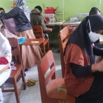 Para peserta program WUB saat mengikuti pelatihan menjahit.