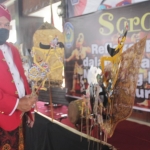 Plt Bupati Nganjuk Kang Marhaen melihat tokoh wayang yang akan dimainkan Dalang Muda Ki Badaralam pada Pentas Wayang Anjuk Ladang. foto: BAMBANG/ BANGSAONLINE